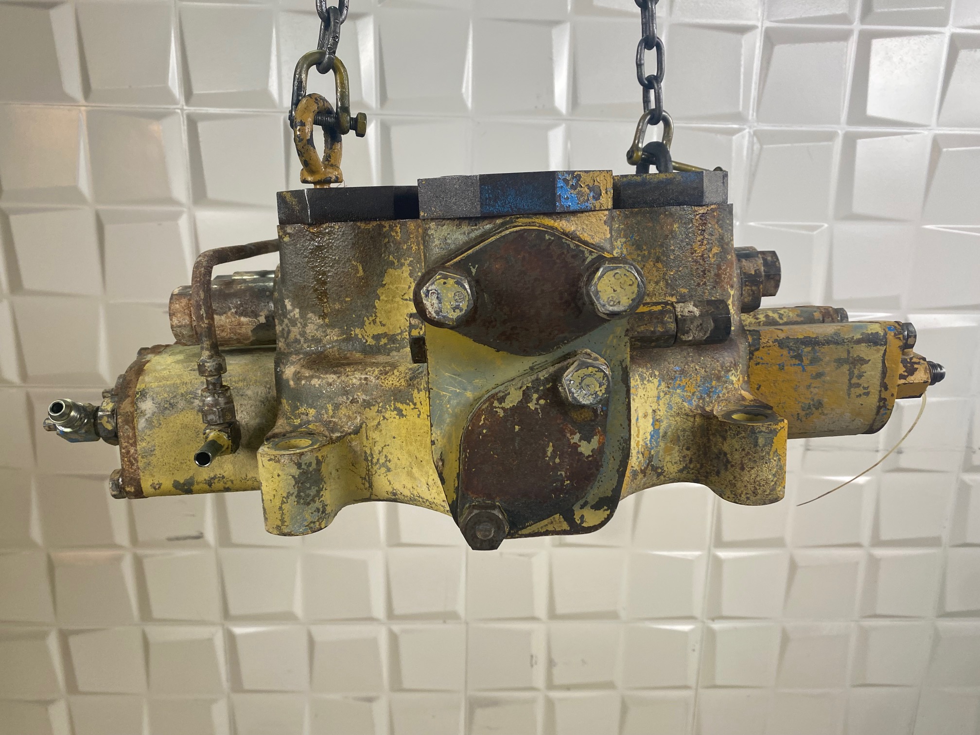 KOMATSU WA500-1 - 709-12-11901 - MAIN CONTROL VALVE (2 OUTLETS) - Image 4