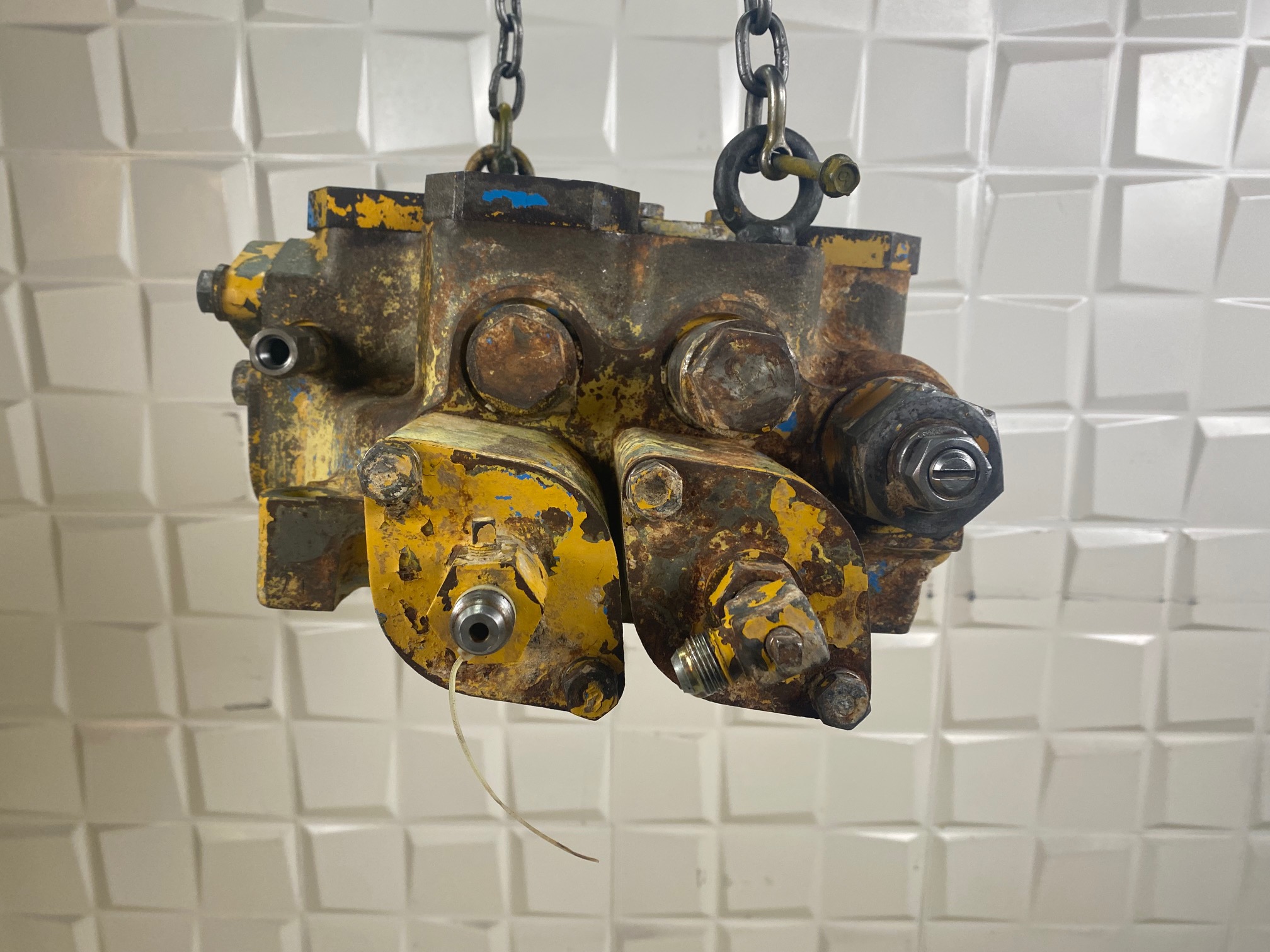 KOMATSU WA500-1 - 709-12-11901 - MAIN CONTROL VALVE (2 OUTLETS) - Image 5