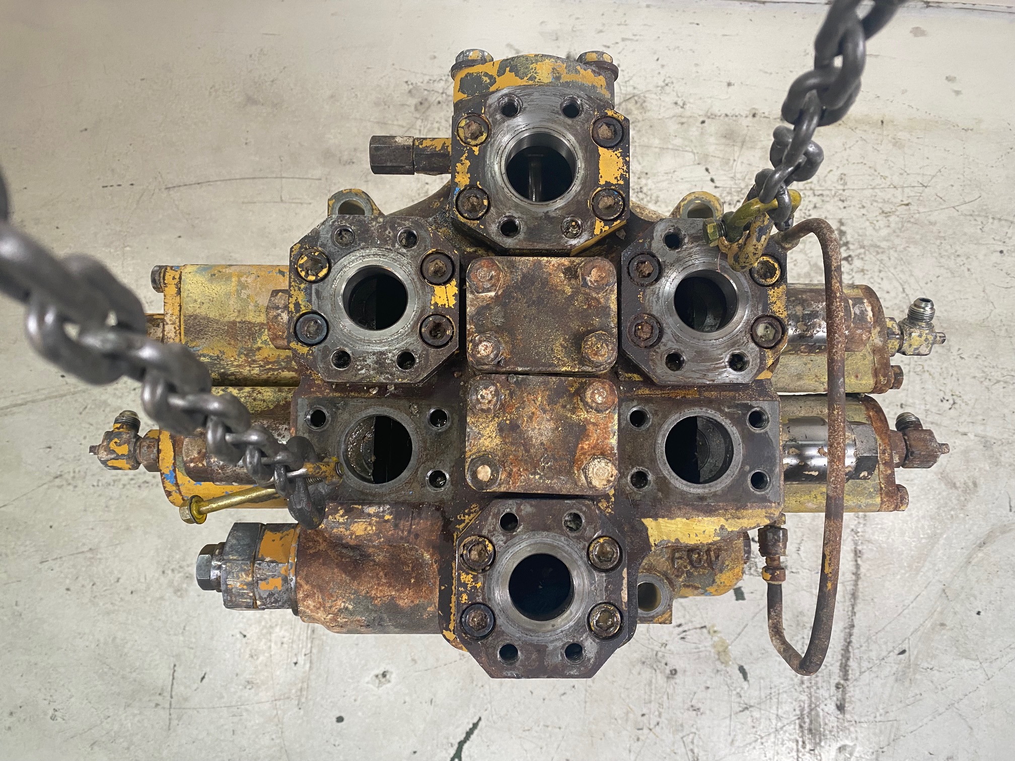 KOMATSU WA500-1 - 709-12-11901 - MAIN CONTROL VALVE (2 OUTLETS) - Image 6