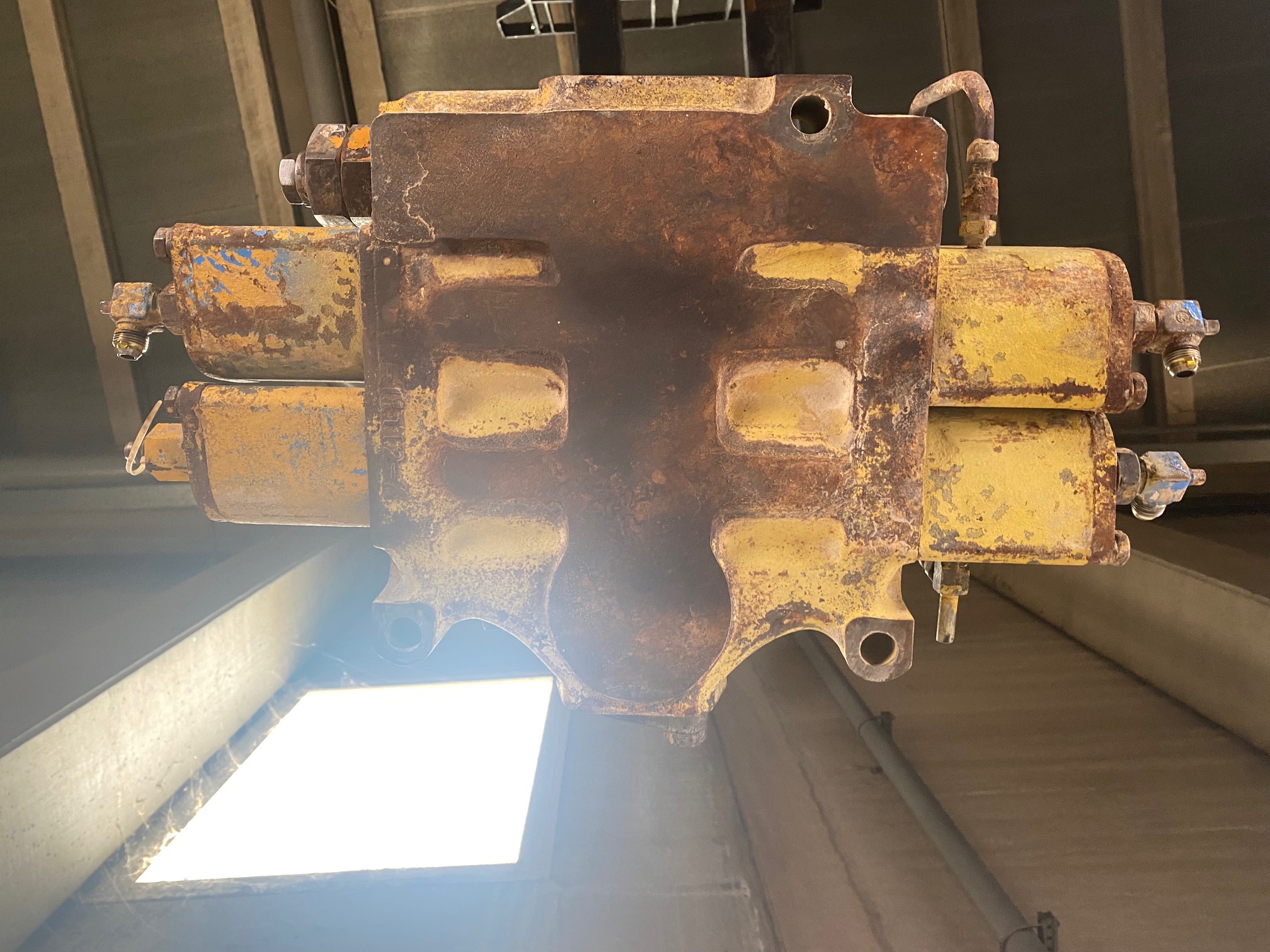 KOMATSU WA500-1 - 709-12-11901 - MAIN CONTROL VALVE (2 OUTLETS) - Image 7