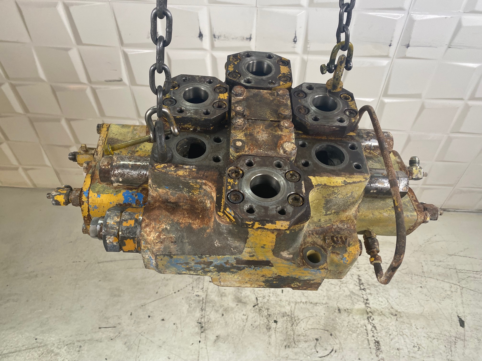 KOMATSU WA500-1 - 709-12-11901 - MAIN CONTROL VALVE (2 OUTLETS)